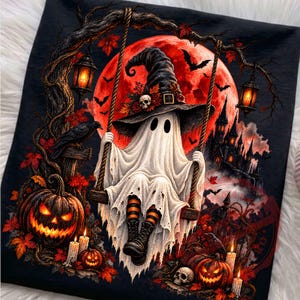 Puede incluir: Una camiseta negra con el gráfico de un fantasma con sombrero de bruja y calcetines a rayas, sentado en un columpio. La escena incluye una gran luna roja, un castillo oscuro, calabazas iluminadas, farolillos colgantes y murciélagos.
