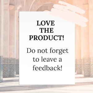 K&ouml;nnte beinhalten: Ein wei&szlig;es rechteckiges Schild mit dem Text "LOVE THE PRODUCT!" und "Do not forget to leave a feedback!" in Schwarz. Der Hintergrund hat ein Pfirsich- und Wei&szlig;farbschema.