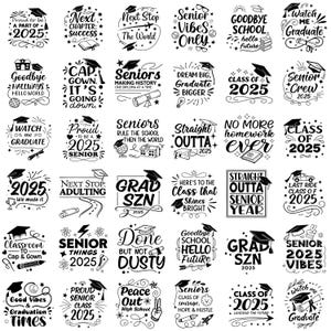 Pode incluir: Uma coleção de designs em preto e branco com tema de formatura com frases como "Classe de 2025", "Senior Vibes Only" e "Goodbye School". Cada design inclui um chapéu de formatura e elementos decorativos.