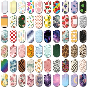 Może przedstawiać: Kolekcja kolorowych wzorów zdobień paznokci. Wzory obejmują wzory takie jak owoce, kwiaty, zwierzęce nadruki i sztukę abstrakcyjną. Zdobienia paznokci mają różne kształty i rozmiary, z błyszczącym wykończeniem. Wzory są odpowiednie na różne okazje.
