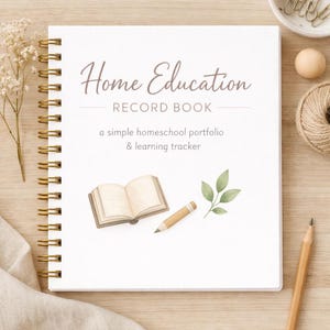 Könnte beinhalten: Ein weißes Spiralnotizbuch mit goldenen Metallringen. Das Cover zeigt den Text "Home Education Record Book" in einer Schreibschrift, mit dem Untertitel "a simple homeschool portfolio & learning tracker". Aquarellillustrationen eines Buches, Bleistifts und Blättern.