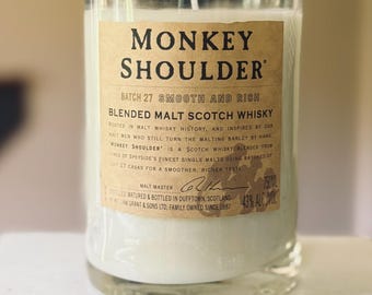Handgemachte Sojawachs-Kerze in recycelter Scotch-Flasche