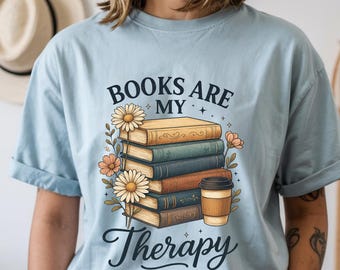 Camiseta "Los libros son mi terapia" / Pila de libros, café, camiseta de lectura floral
