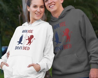 Sweat à capuche House Divided Rivalry - Sweat à capuche pour couple Raven + Lion Wizardcore