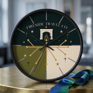 Puede incluir: Un reloj de pared redondo con marco negro y esfera en verde oscuro, verde oliva y crema. El texto FIRESIDE TRAVEL CO. aparece sobre un gráfico de chimenea. El reloj presenta detalles de estrellas doradas y manecillas negras finas.
