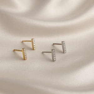 Puces d&#39;oreilles Dainty Bar dorées et argentées | Boucles d&#39;oreilles minimalistes en cristal | petits clous scintillants | Bijoux de tous les jours | Cadeau pour elle Bijoux femme