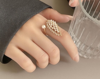 Gouden ring met engelvleugel: statementring parel en zirkonia