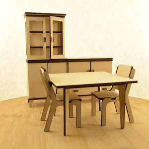 Könnte beinhalten: Ein Miniatur-Esszimmer-Set aus Holz mit einem Tisch und zwei Stühlen sowie einem Schrank mit Glastüren und Schubladen. Die Möbel haben eine helle Holzoberfläche mit dunkelbraunen Zierleisten, ideal für ein Puppenhaus oder Bastelprojekt.