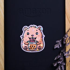 Sticker Hamster mit Bubble Tea • Kawaii Boba Aufkleber mit Glitzer • Süßer Vinylsticker für Journaling, Handy, Laptop & mehr, süß, Tier