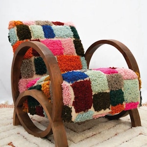 Houten Marokkaanse fauteuil – handgemaakte wollen patchwork vloerkleed stoel met gebogen houten frame, kleurrijke boho loungestoelen