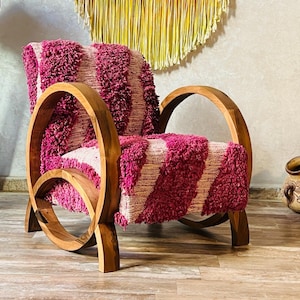 Handgemaakte Marokkaanse wol- en walnootfauteuil – Gezellige fauteuil uit het midden van de eeuw met uniek rond houten frame