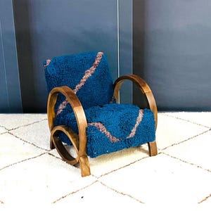 Handgemaakte Marokkaanse wol- en walnootfauteuil – Gezellige fauteuil uit het midden van de eeuw met uniek rond houten frame