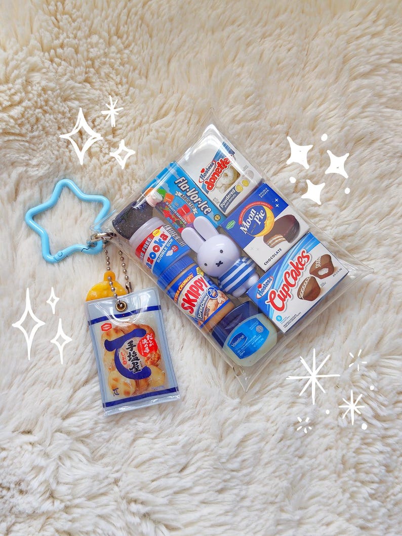 Pu&ograve; includere: Una bustina di plastica trasparente contenente repliche in miniatura di prodotti alimentari e per la cura personale, tra cui Hostess Donettes, Fla-Vor-Ice, Moon Pie, gomma da masticare Bazooka, burro d'arachidi Skippy, una figura Miffy, Hostess CupCakes e Vaseline.