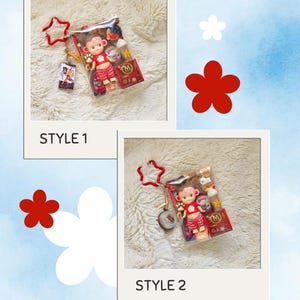 Pu&ograve; includere: Due immagini in stile polaroid che mostrano portachiavi. Ogni portachiavi presenta una bambola con un top rosso e pantaloni fantasia, confezionata con mini alimenti. Il testo "STYLE 1" e "STYLE 2" &egrave; stampato sotto ogni immagine.