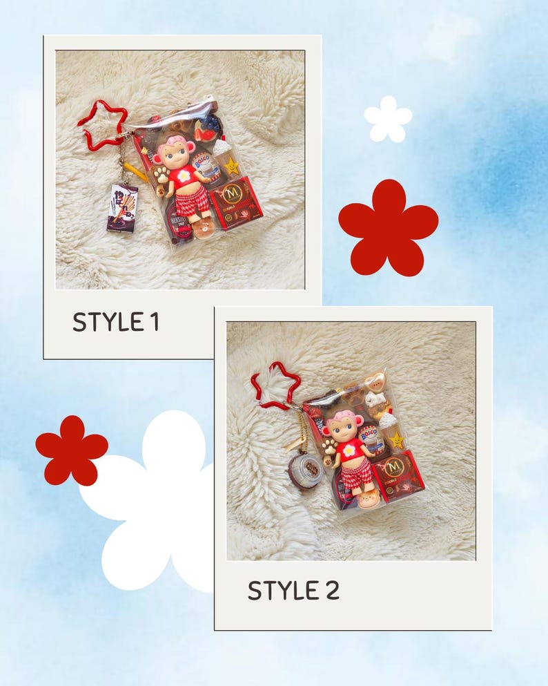 Pu&ograve; includere: Due immagini in stile polaroid che mostrano portachiavi. Ogni portachiavi presenta una bambola con un top rosso e pantaloni fantasia, confezionata con mini alimenti. Il testo "STYLE 1" e "STYLE 2" &egrave; stampato sotto ogni immagine.