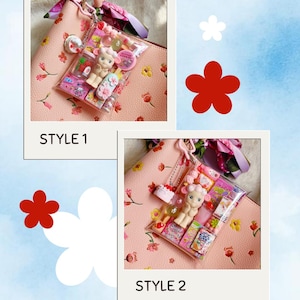 Pu&ograve; includere: Due immagini di una borsa rosa con motivo floreale. Ogni immagine mostra un sacchetto di plastica trasparente pieno di giocattoli e dolcetti in miniatura, tra cui una bambola, caramelle e piccole bottiglie. Il testo "STYLE 1" e "STYLE 2" &egrave; sotto.