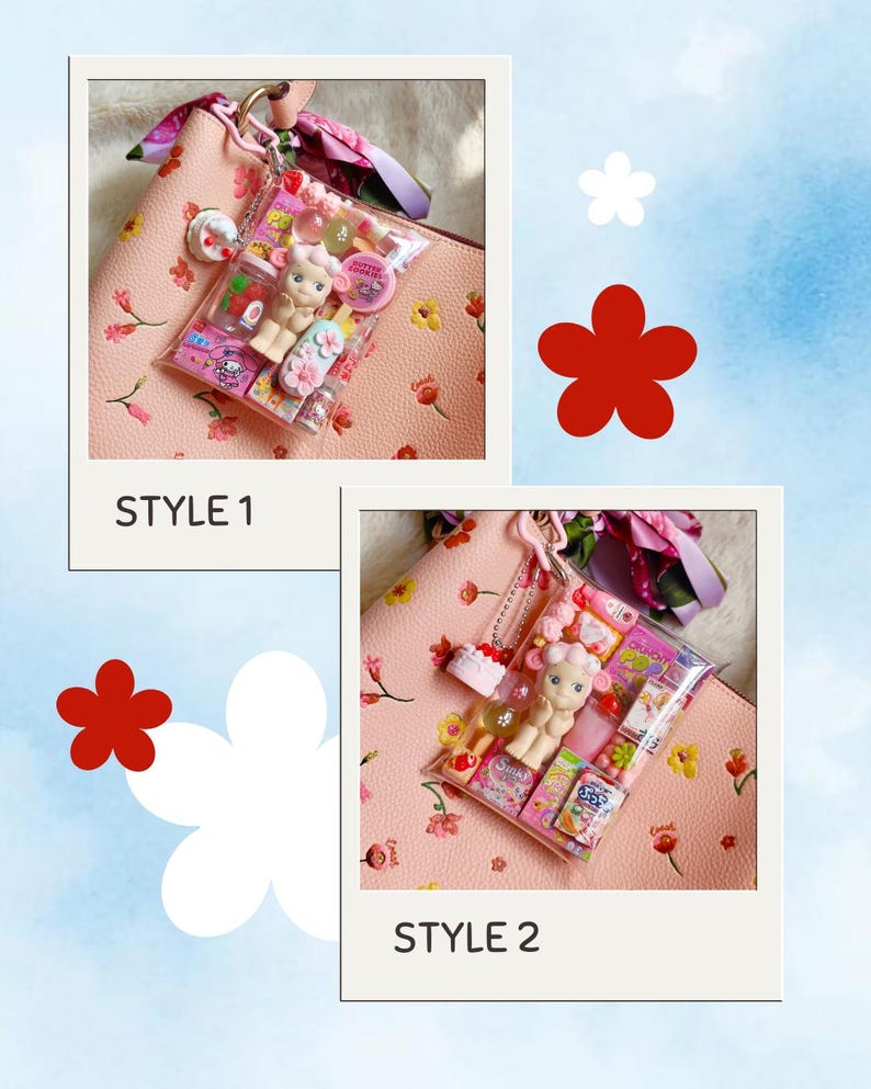 Pu&ograve; includere: Due immagini di una borsa rosa con motivo floreale. Ogni immagine mostra un sacchetto di plastica trasparente pieno di giocattoli e dolcetti in miniatura, tra cui una bambola, caramelle e piccole bottiglie. Il testo "STYLE 1" e "STYLE 2" &egrave; sotto.