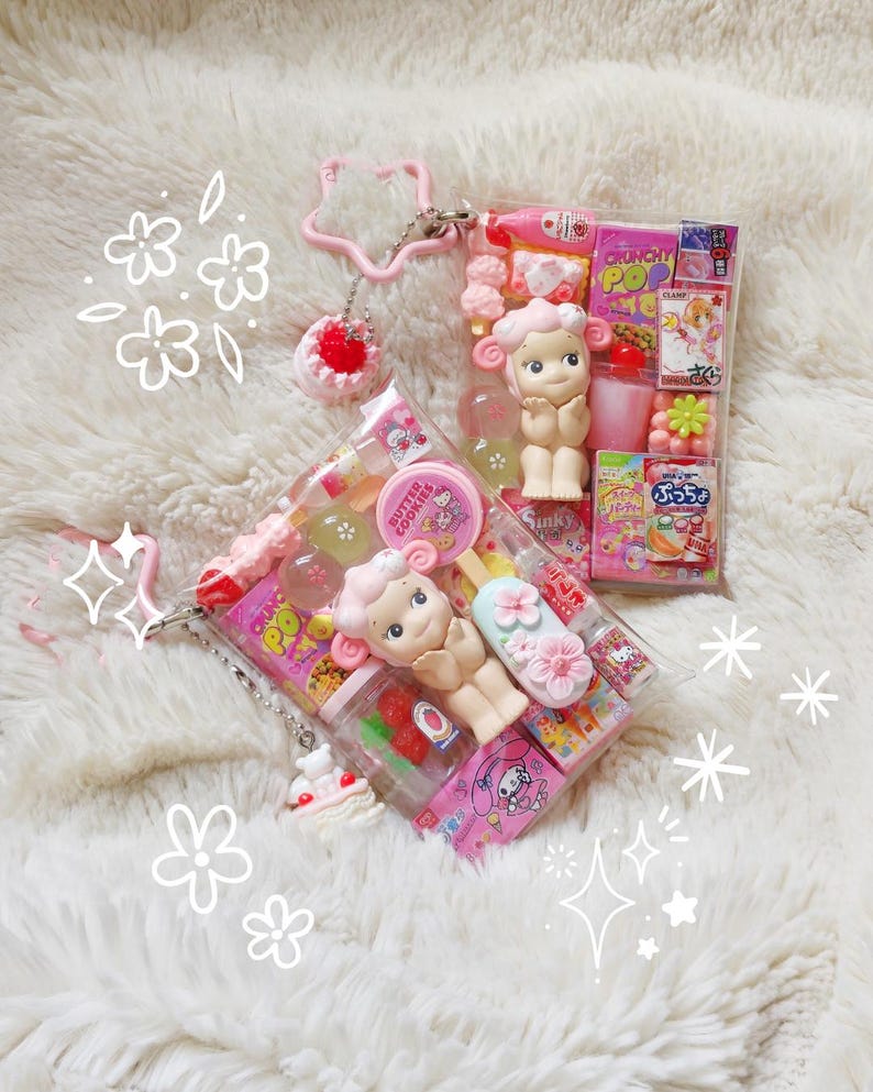 Pu&ograve; includere: Una tazza di ceramica bianca con manico nero e la scritta "But First, Coffee" in nero, in grassetto. La tazza &egrave; appoggiata su una superficie di legno.