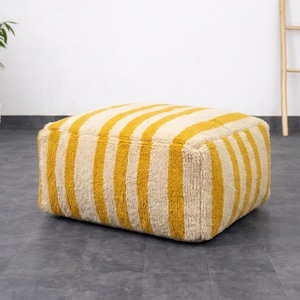 Pode incluir: Um conjunto de três canecas de cerâmica com acabamento manchado e fosco. As canecas são em tons de creme, cinza claro e cinza escuro. Cada caneca tem um design simples e minimalista e uma alça arredondada.