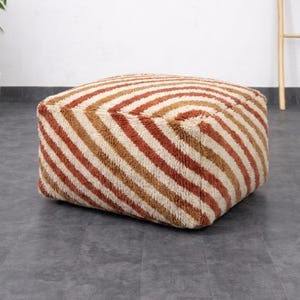 Puf de lana con rayas oblicuas