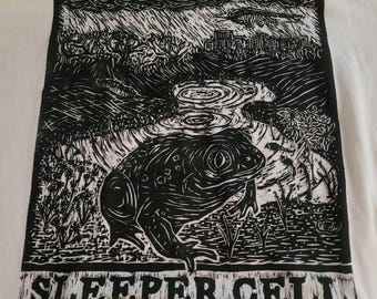 Camiseta estampada a mano con un grabado en madera de 30 x 35 cm (12" x 14") titulado "Celda de durmientes en la piscina primaveral".