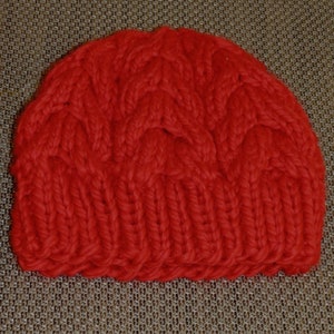 Gorro de punto trenzado rojo carmesí tejido a mano
