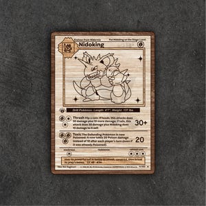 Puede incluir: Tarjeta Pokémon Nidoking de madera. La tarjeta presenta una ilustración grabada detallada de Nidoking y otro texto. La tarjeta mide 11,9 cm de largo y pesa 62,1 kg. La tarjeta es una pieza de arte única.