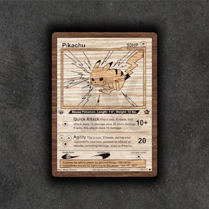 Puede incluir: Tarjeta Pokémon de Pikachu de madera con detalles grabados. Presenta al personaje Pikachu con efectos de rayos, texto y estadísticas. La tarjeta mide 41 cm de largo y pesa 5,9 kg.