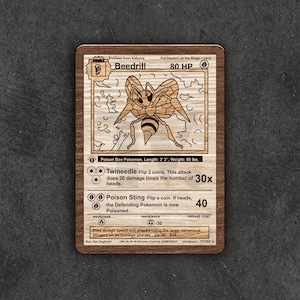 Puede incluir: Tarjeta Pokémon Beedrill de madera. La tarjeta presenta una ilustración detallada de Beedrill cortada con láser, con texto que incluye "80 HP" y detalles de ataque. La tarjeta mide 99 cm de largo y pesa 29,5 kg.