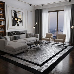 Puede incluir: Un salón moderno con un sofá seccional gris, dos sillones beige y una mesa de centro de mármol negro. Una gran alfombra con un patrón geométrico y un borde negro cubre el suelo de madera oscura. Vistas de la ciudad a través de las grandes ventanas.