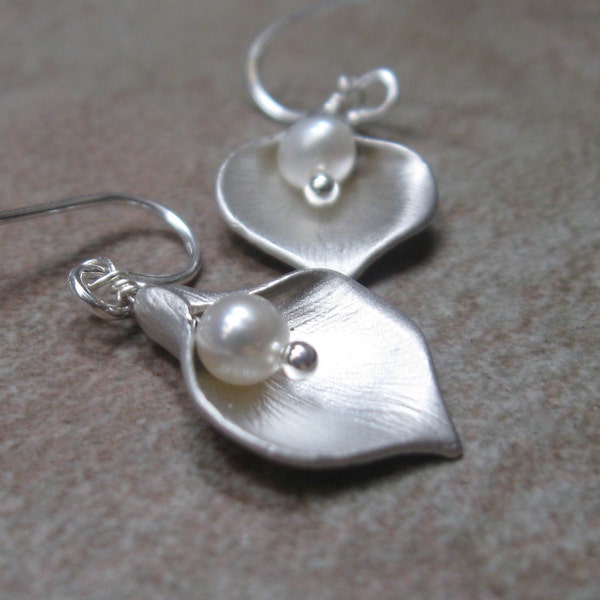 Calla lily dangle earrings - silver - lily- floral - pearl - bridesmaid gift - wedding party - wedding jewelry