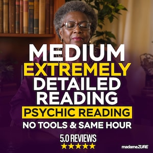 Op de afbeelding: Afbeelding van een vrouw met een bril en gesloten ogen, met tekst overlay. De tekst luidt: "MEDIUM EXTREMELY DETAILED READING PSYCHIC READING NO TOOLS & SAME HOUR 5.0 REVIEWS". Op de achtergrond een boekenkast en een plant.
