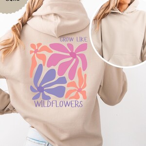 Grow like Wildflowers Backprint Hoodie, Blumen Kapuzenpullover, Damen Sweatshirt Wildblumen, Muttertag Geschenk, Gemütlicher Kapuzenpulli Sand