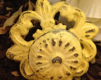 Boutons de tiroir Fleur de lys : poignées en fonte jaune shabby chic - Lot de 2