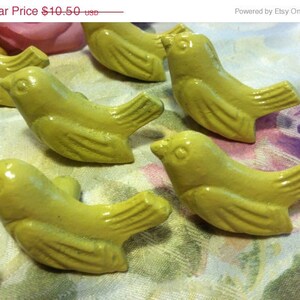 Peut inclure: Six boutons de porte en forme d'oiseau jaune avec un design d&eacute;taill&eacute;. Les boutons sont en m&eacute;tal et ont une finition brillante.