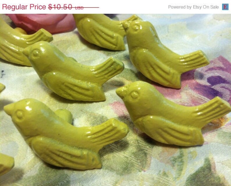 Peut inclure: Six boutons de porte en forme d'oiseau jaune avec un design d&eacute;taill&eacute;. Les boutons sont en m&eacute;tal et ont une finition brillante.