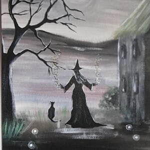 Könnte beinhalten: Gemälde einer Hexe auf einer Schaukel unter einem Vollmond. Die Hexe trägt ein schwarzes Kleid und einen Hut, mit einer schwarzen Katze in der Nähe. Ein kahler Baum und ein Haus befinden sich im Hintergrund, mit einer dunklen, stimmungsvollen Farbpalette.