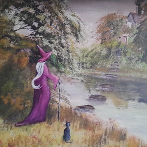 Könnte beinhalten: Ein Ölgemälde zeigt einen Zauberer in einem lila Gewand und Hut mit langem, weißem Bart, der mit einem Stock an einem Flussufer entlanggeht. Eine schwarze Katze sitzt in der Nähe. Im Hintergrund ist ein Häuschen mit Trittsteinen zu sehen.