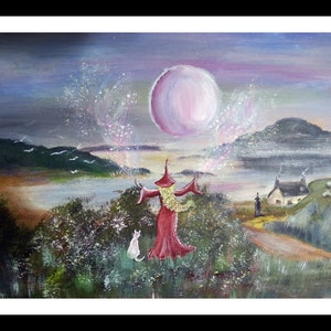 Könnte beinhalten: Acrylbild einer fantastischen Landschaft mit einer rot gekleideten Figur mit hohem Hut, einer weißen Katze und einem großen rosa Mond. Die Szene umfasst ein Cottage, eine Straße und ein Gewässer unter einem Dämmerungshimmel.
