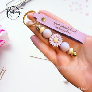 Personalized Keyring, Daisy Beaded Keyring, Silicone Keyring, Flower Girl Gift, Teacher Gift, Birthday Gift, Beaded Keyring