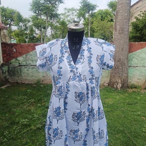 50 inch maxi dress ROSALIND Chiffon dress with white floral print, V-neck, and three-quarter  butterfly sleeves. This elegant 50-inch dress includes an inner lining,  perfect for any occasion. Length: 50 inches. fabric: chiffon (inner  included). model
