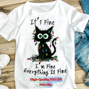 Det är bra, jag mår bra, allt är bra, PNG, julkatt Clipart, söt svart fluffig katt insvept i julbelysning, PNG, festlig katt, jul PNG