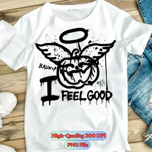Może przedstawiać: Biała koszulka z czarną grafiką w stylu graffiti przedstawiającą dynię ze skrzydłami i aureolą, z napisami "HAUNT!" i "I FEEL GOOD". Koszulka ma również tekst "High-Quality 300 DPI" i "PNG File".