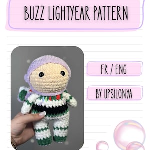 Puede incluir: Muñeco de Buzz Lightyear tejido a ganchillo, con casco morado, traje espacial blanco y verde y detalles negros. La imagen incluye el texto "BUZZ LIGHTYEAR PATTERN" y "BY UPSILONYA".