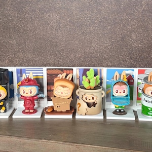 Présentoir pour figurines Pop Mart avec emplacement pour cartes - Convient à Space Molly, The Monsters, Cry Baby et plus