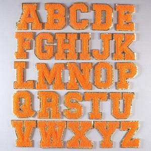Parche termoadhesivo con letras de chenilla de colores, ribete dorado, bordado en mayúsculas, nombre, chaqueta, camiseta, mochila. Personaliza tu ropa y bolsos.