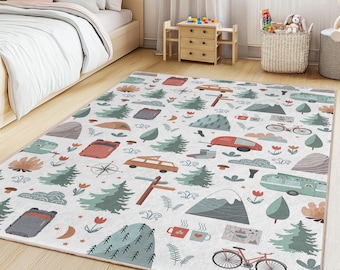 Puede incluir: Una alfombra rectangular con temática de camping. La alfombra presenta ilustraciones de árboles, montañas, coches y una bicicleta sobre un fondo blanco. La paleta de colores incluye verde, marrón, rojo y gris.