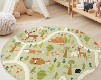 Puede incluir: Una alfombra redonda verde claro para niños con una escena de bosque. La alfombra presenta ilustraciones de ciervos, zorros, osos, árboles y caminos sinuosos. El diseño incluye flores rojas y un erizo. La alfombra está en una habitación infantil.