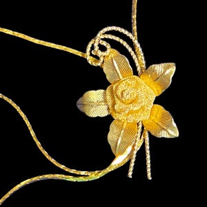 1970s Large 30 Inch Vintage Adjustable Slide Y Necklace with Wire Mesh Rose and Solid Gold Tone Leaves - Excellent Condition.