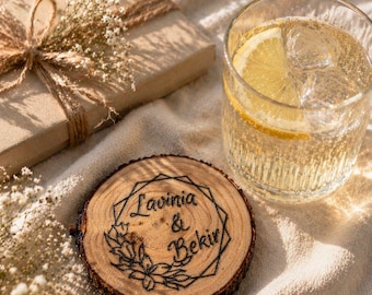 Gepersonaliseerde houten onderzetters, huwelijksgeschenk met initialen, cadeau voor het bruidspaar, rustieke decoratie. Pyrografie.